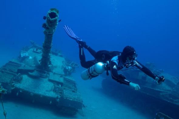بالصور| أول متحف عسكري تحت الماء في الأردن يجذب الغواصين