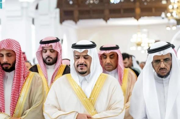 نائب أمير الرياض يؤدي صلاة الميت على والدة سلطان بن محمد بن عبدالعزيز آل سعود