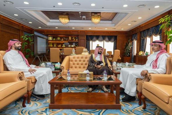 رئيس جامعة الملك خالد يستعرض الخططَ التطويرية مع "استشاري كلية طب الأسنان"