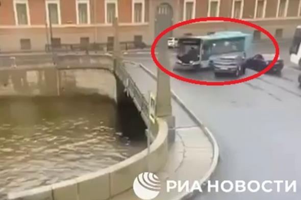 أسفر عن مصرع 7 أشخاص.. شاهد لحظة سقوط حافلة في نهر بروسيا