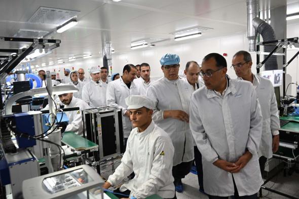 “مدبولي” يتابع مراحل إنتاج الهواتف الذكية من داخل مصنع “فيفو” بالعاشر من رمضان