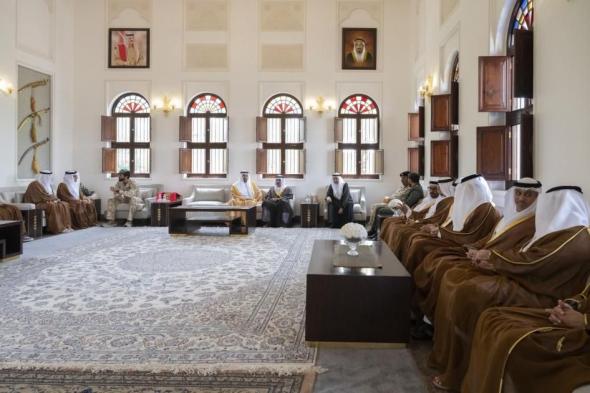 ذياب بن محمد ينقل تعازي رئيس الدولة إلى ملك البحرين في وفاة عبد الله بن سلمان