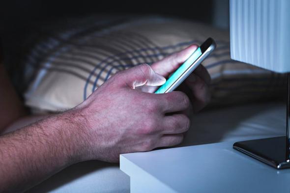 فيديو.. مختص يحذّر: استخدام الهاتف قبل النوم يسبّب التوتر والقلق ويؤدي للاكتئاب