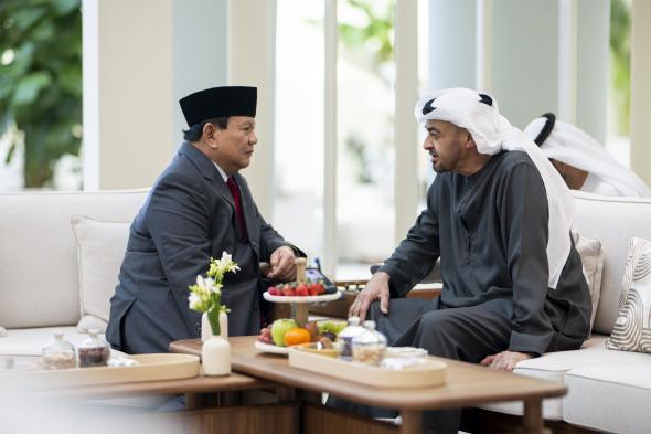 رئيس الدولة يبحث علاقات التعاون مع وزير الدفاع الإندونيسي ويمنحه "وسام زايد"