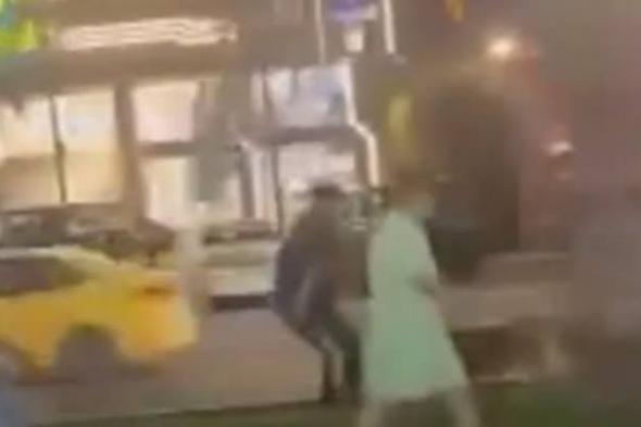 غضب بالشارع العراقي.. شباب يتجولون بأسد وسط المساكن (فيديو)