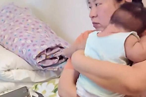 مربية أطفال صينية تتعرض لخداع والدين.. تركاها مع الطفل وهربا بأموالها