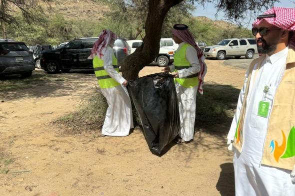صور.. 80 متطوعًا يشاركون بمبادرة الحفاظ على البيئة في أحد رفيدة