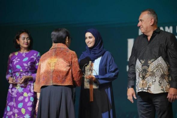 إندونيسيا تمنح «دبي لرعايةِ النساءِ والأطفال» جائزةِ «حسّن ويراجودا»