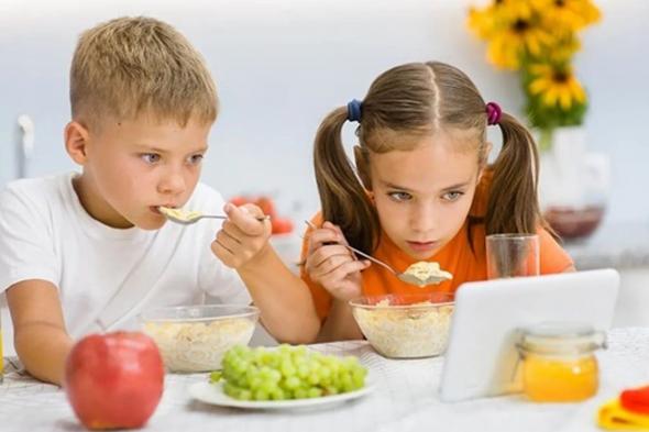 دراسة حديثة: هذه عواقب مشاهدة الأطفال للتلفزيون والهاتف أثناء تناول الطعام!