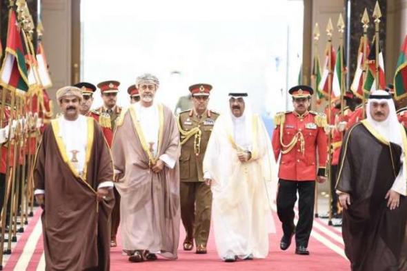 سلطان عمان يغادر البلاد وسمو الأمير على رأس مودّعيه