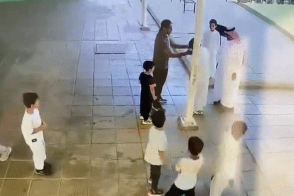 بالفيديو.. "هلال تبوك" يقيم ممرًّا شرفيًّا للمعلم "البلوي" ويُكرِّمه بعد إنقاذه طالبًا من حالة اختناق