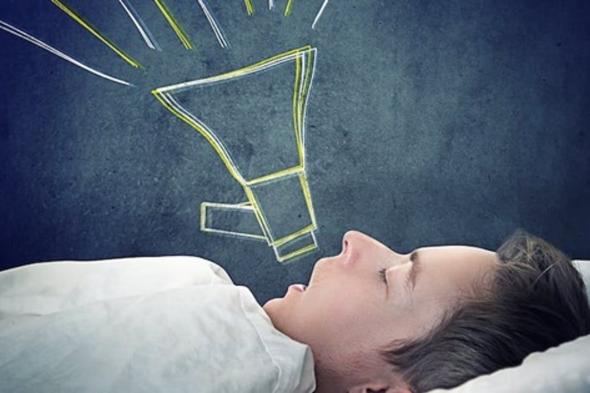 حالة واحدة توجب استشارة الطبيب.. دراسة: الكلام أثناء النوم قد يكون مشكلة صحية