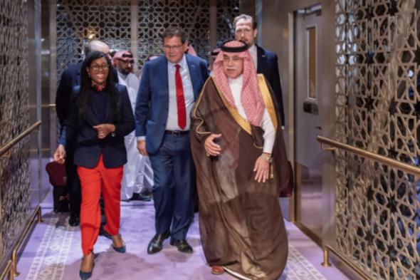الوفد البريطاني المشارك في مؤتمر مبادرة (GREAT Futures) يصل الرياض