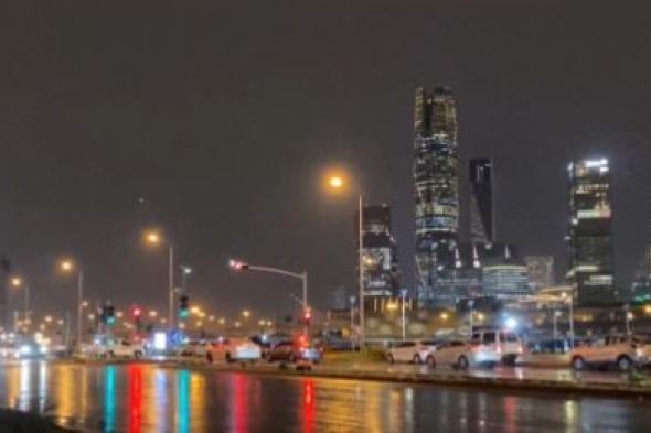 لقطات من أمطار الرياض الليلية