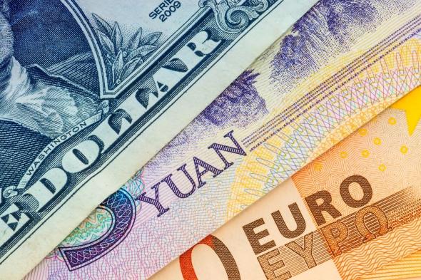 توقعات بتذبذب اليورو أمام الدولار مع تزايد قوة العملة الأمريكية