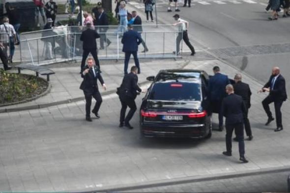 نقل رئيس الوزراء السلوفاكي في حالة حرجة، خلال محاولة اغتيال بإطلاق الرصاص.