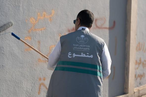 شاهد.. متطوعون يشاركون في حملة "طمس العبارات والرسوم العشوائية" بأحياء وسط الطائف