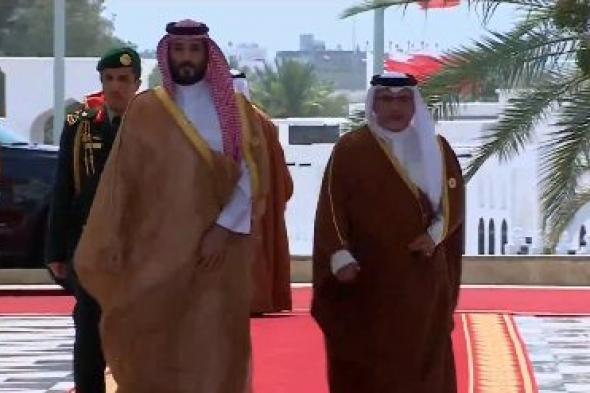 لقطات من وصول ولي العهد إلى مقر انعقاد القمة العربية في البحرين