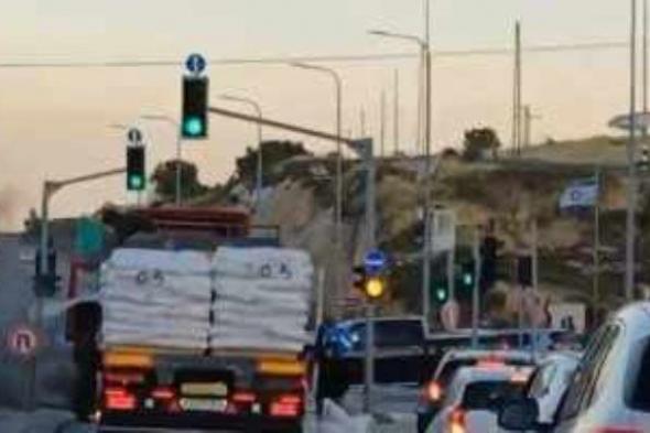 مستوطنون يهاجمون شاحنات مساعدات إنسانية كانت تتجه من الضفة الغربية إلى غزة.. فيديو