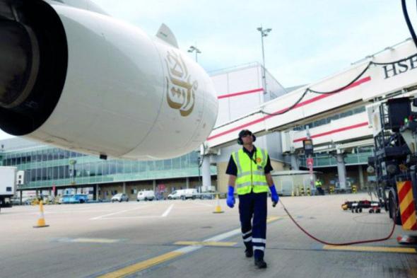 «طيران الإمارات» تستخدم «وقوداً مستداماً» لرحلاتها من مطار «لندن هيثرو»