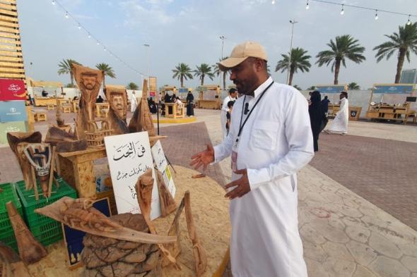 صور| نحات سعودي يُبدع بتحويل مخلفات النخيل إلى تحف فنية