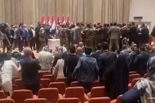 بالفيديو.. إصابة نواب في مضاربة بالأيدي داخل البرلمان العراقي