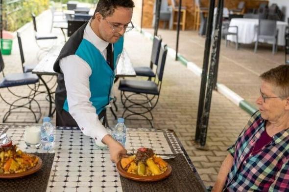 مصابون بإعاقة ذهنية في خدمة زبائن مطعم بالمغرب