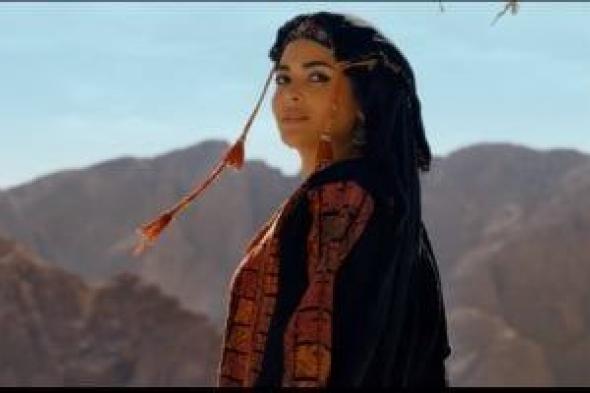 أسماء جلال بالزي البدوي خلال أحداث برومو "اللعب مع العيال" بشخصية "كمامة"