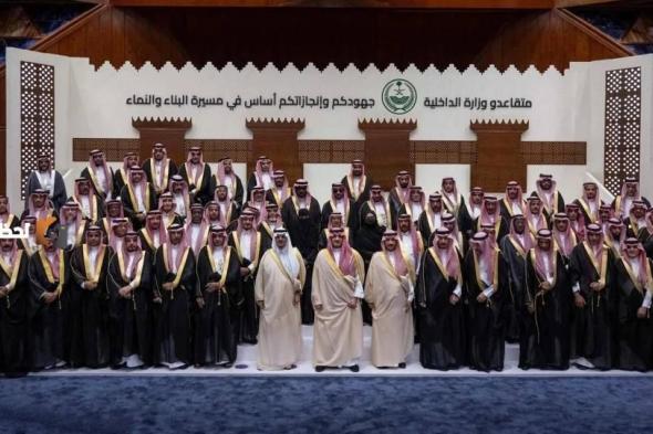 عبدالعزيز بن سعود يزور متقاعدي الداخلية في مكة المكرمة