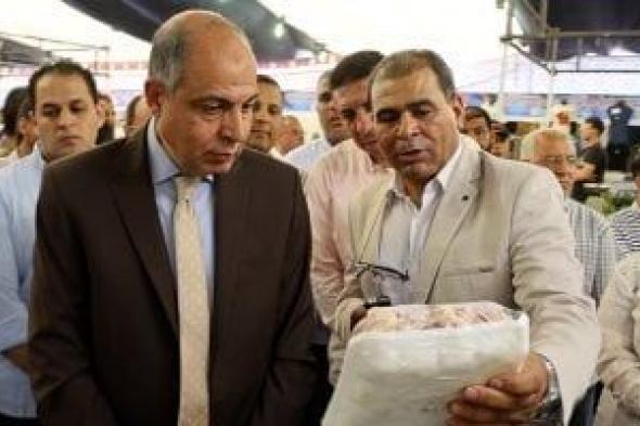 محافظ المنيا يفتتح سوق اليوم الواحد على كورنيش النيل استعدادا لعيد الأضحى