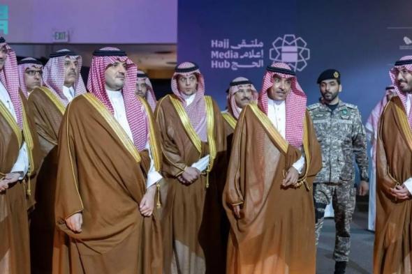 وزير الداخلية يتفقد مركز العمليات الإعلامي الموحد لموسم الحج التابع لوزارة الإعلام
