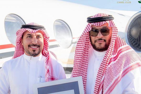 "ابن حثلين" يسلّم "المهيدب" ترخيص الطائرة الخاصة بعد تتويجه بلقب "منقية الجزيرة"