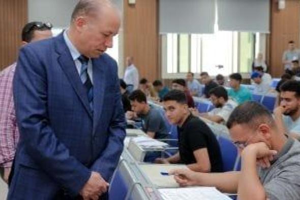 رئيس جامعة المنصورة الأهلية يتفقد الامتحانات ويشدد على سرعة التصحيح..صور