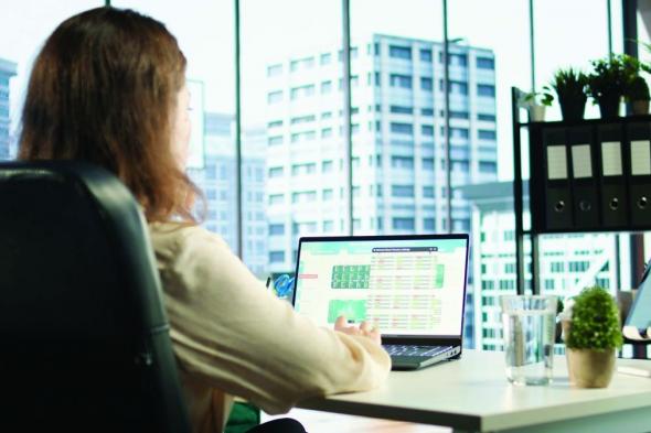 أزواج يشترطون الحصول على نسبة من الراتب للموافقة على عمل الزوجة