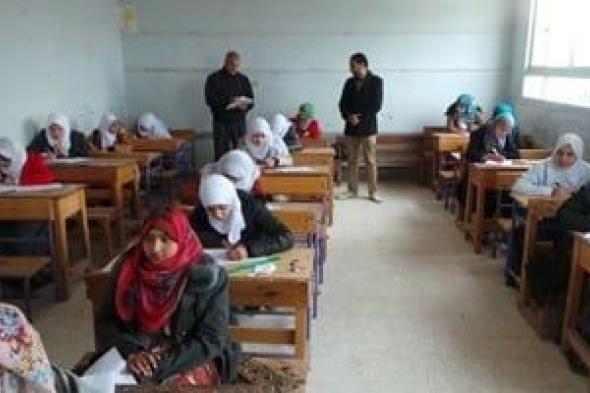 إحالة 5 طلاب للشئون القانونية لحيازتهم هواتف بلجان امتحانات الإعدادية بقنا