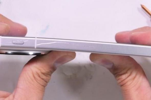 اختبار الانحناء لهاتف Oppo Find X8 Ultra يكشف عن نقطة ضعف واضحة