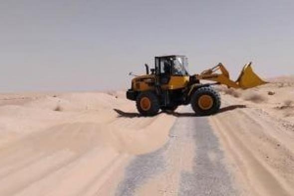 تطهير طريق "تجمع النهايات" برأس سدر ورفع الرمال بطول 15 كم تيسيرًا لحركة المرور