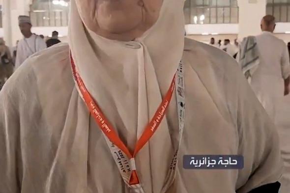 متطوع يساعد كبار السن في الحرم المكي.. وحاجة جزائرية: دعوت له كأنه ولدي (فيديو)