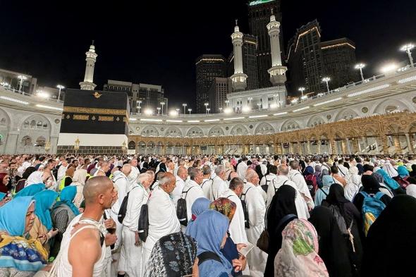 توافد الحجاج إلى مكة لأداء “طواف القدوم” وسط استعدادات مكثفة وتحذيرات مشددة للمخالفين