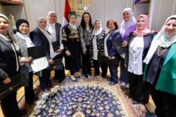 وزيرة التضامن تكرم إدارتي الحماية الاجتماعية والتعاون الدولي لتميزهم خلال مايو