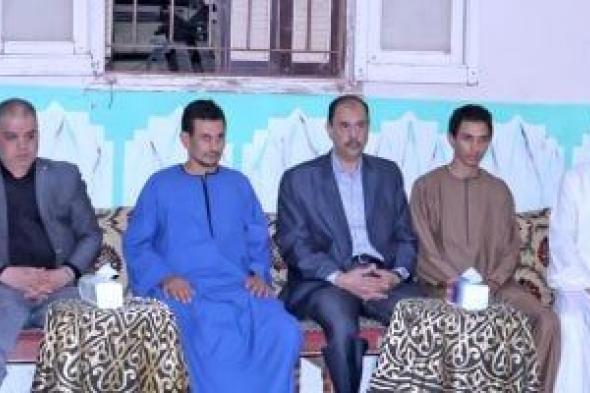 محافظ سوهاج يؤدى واجب العزاء لأسرة رئيس مدينة طهطا بمسقط رأسه بقرية فزارة