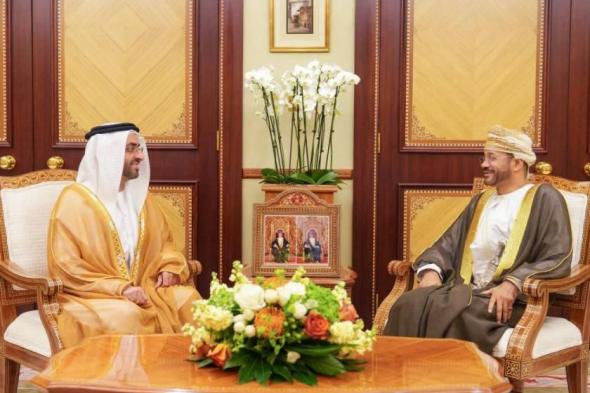 سفير الإمارات يسلم نسخة من أوراق اعتماده إلى وزير خارجية سلطنة عُمان