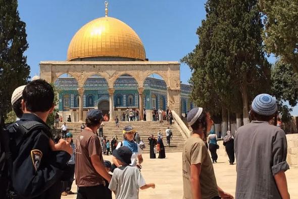 مئات المستوطنين يقتحمون المسجد الأقصى مجددًا