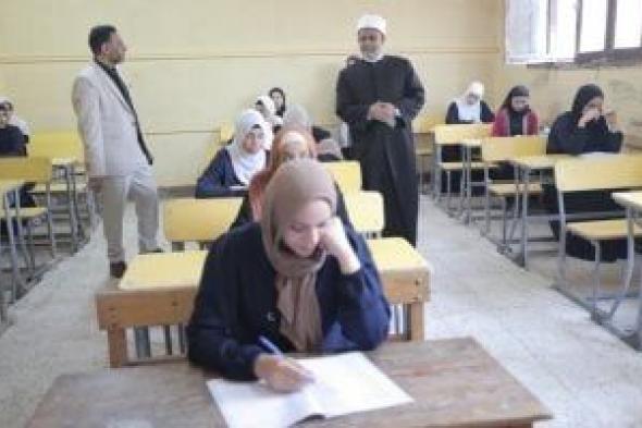 طلاب أدبي يؤدون امتحانات الشهادة الثانوية الأزهرية في مادتي الفرنساوى والإنشاء