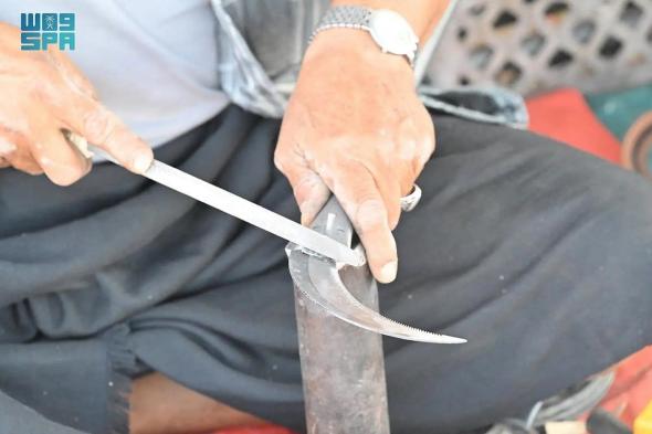 مهنة الحدادة وسَنّ السكاكين في جازان... إرث يتجدد مع عيد الأضحى