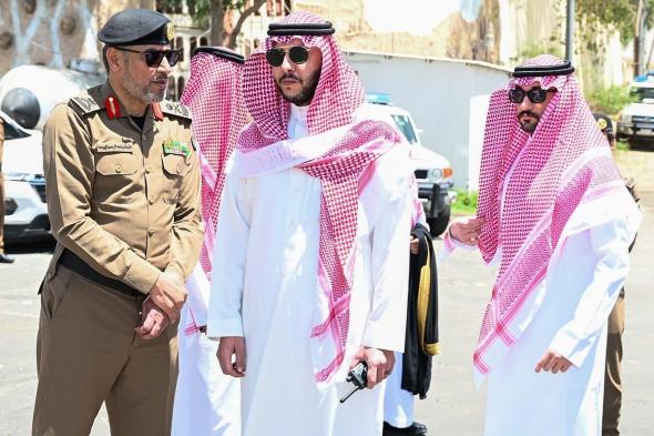 بالصور.. الأمير سعود بن نهار يتفقد نقاط الفرز الأمني في الطائف