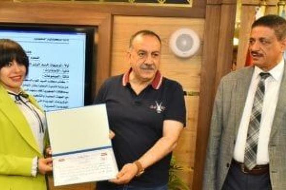 محافظ أسيوط يكرم موظفة من ذوى الهمم بعد تكريمها فى عيد العمال