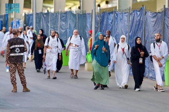 تقربًا لله تعالى راجين منه القبول والمغفرة.. شاهد:حُجِّاج بيت الله الحرام يتوافدون إلى مشعر منى لقضاء يوم التروية
