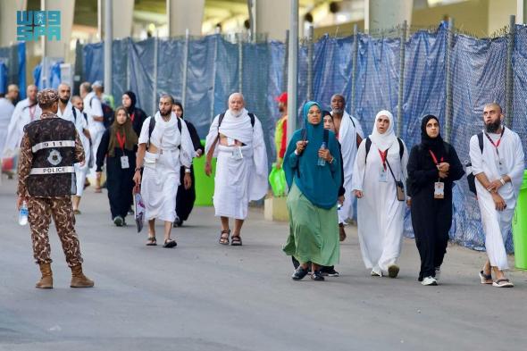 حُجِّاج بيت الله الحرام يتوافدون إلى مشعر منى لقضاء يوم التروية