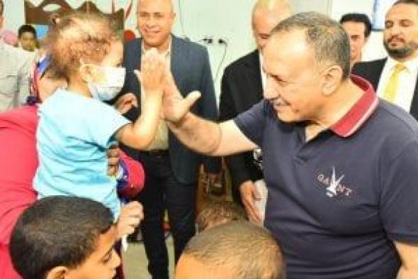 محافظ أسيوط يشارك أطفال معهد الأورام فرحتهم بقرب حلول عيد الأضحى